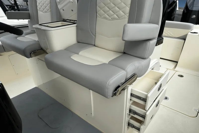 Slide: The Image of Scout 330 LXF 2025 - 27