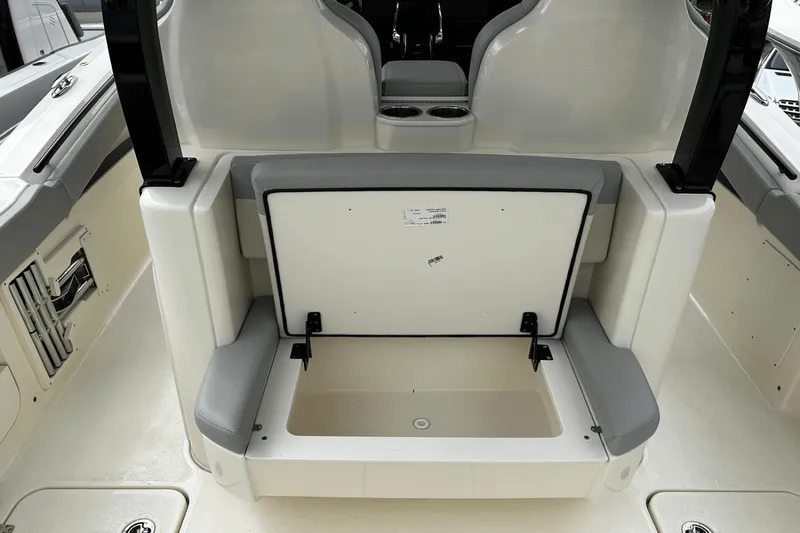 Slide: The Image of Scout 330 LXF 2025 - 30