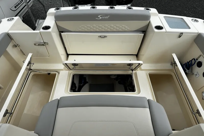 Slide: The Image of Scout 330 LXF 2025 - 32