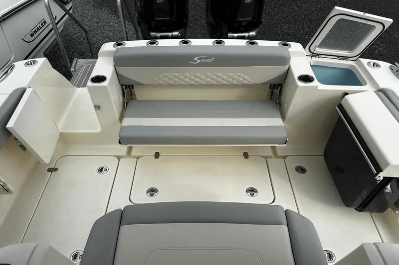 Slide: The Image of Scout 330 LXF 2025 - 33