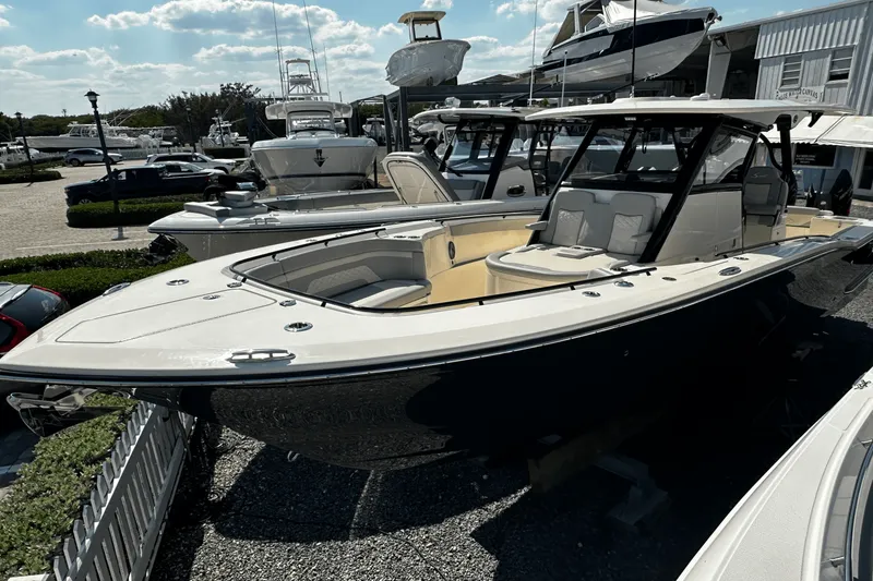 Slide: The Image of Scout 330 LXF 2025 - 35