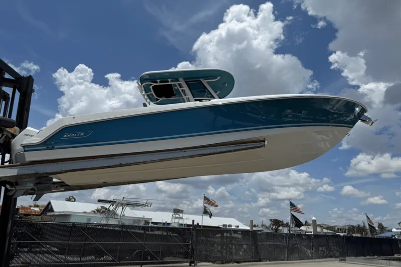 Slide: The Image of Boston Whaler 280 Outrage 2025 - 1