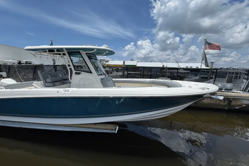 Slide: The Image of Boston Whaler 280 Outrage 2025 - 10