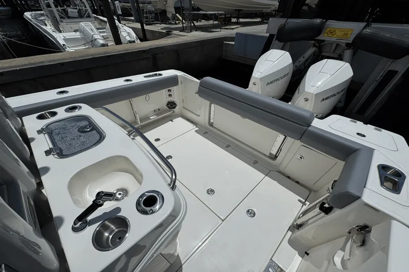 Slide: The Image of Boston Whaler 280 Outrage 2025 - 13
