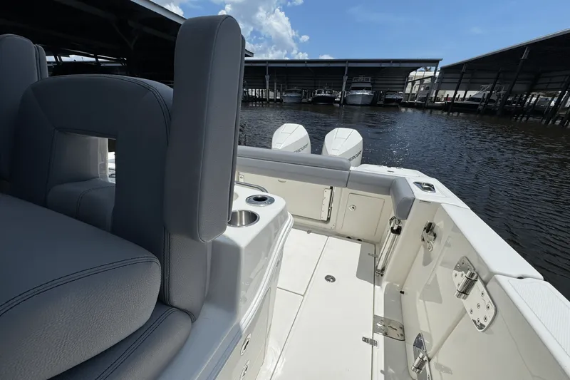 Slide: The Image of Boston Whaler 280 Outrage 2025 - 14