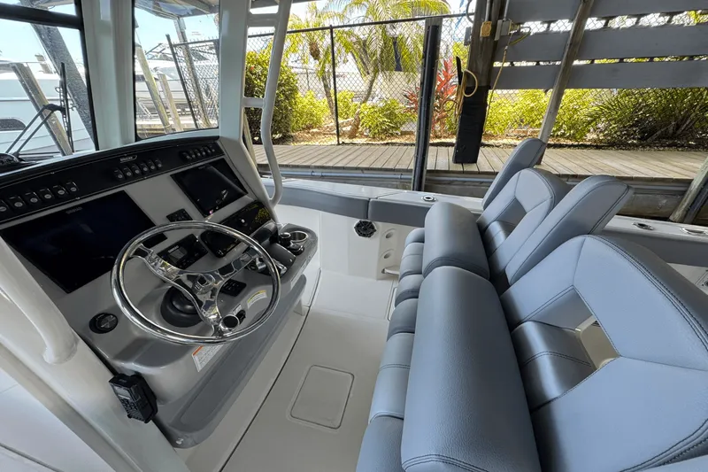 Slide: The Image of Boston Whaler 280 Outrage 2025 - 16