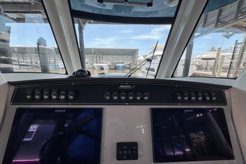 Slide: The Image of Boston Whaler 280 Outrage 2025 - 17