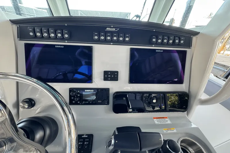 Slide: The Image of Boston Whaler 280 Outrage 2025 - 18