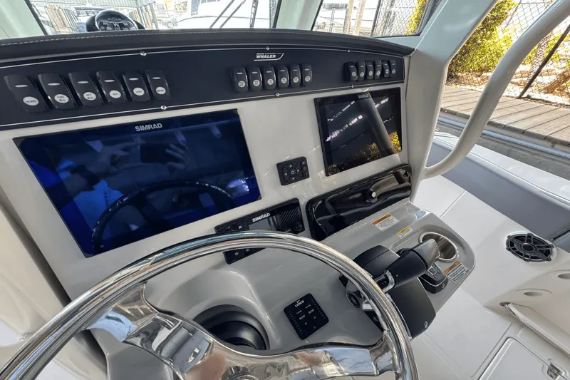 Slide: The Image of Boston Whaler 280 Outrage 2025 - 19