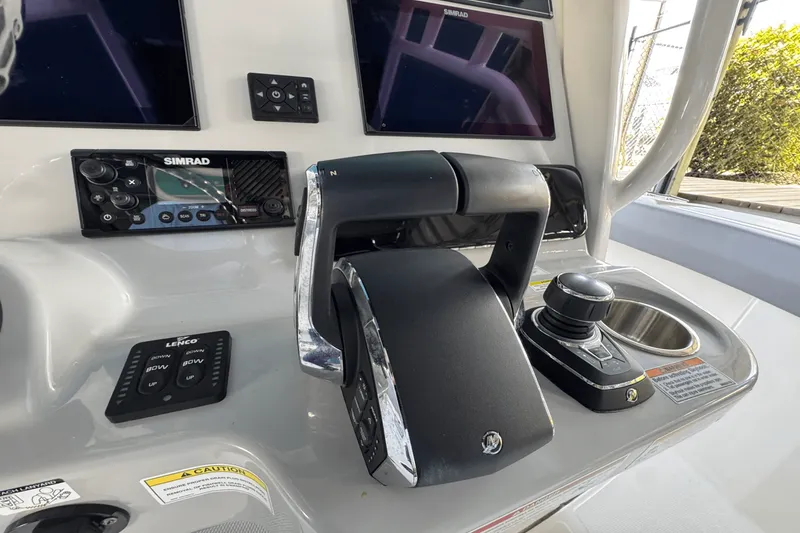 Slide: The Image of Boston Whaler 280 Outrage 2025 - 20