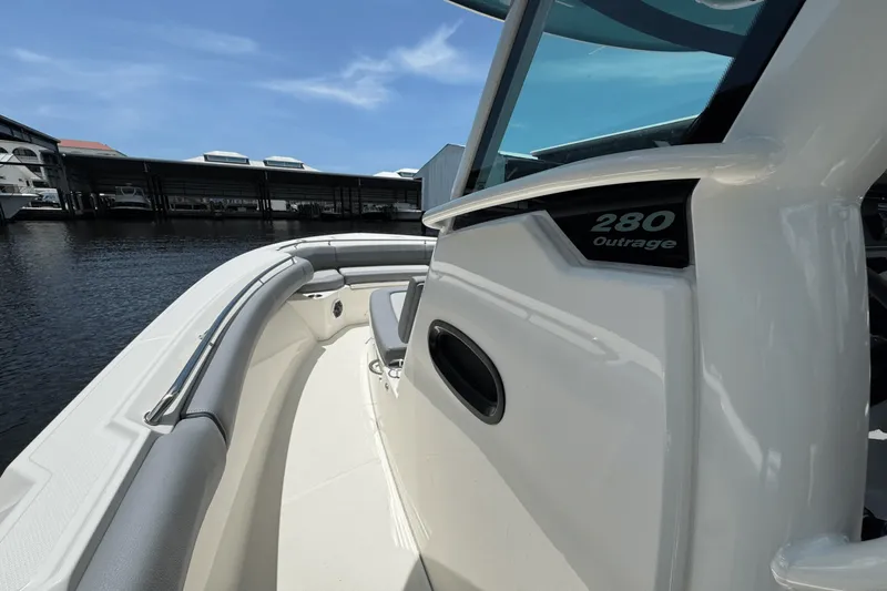Slide: The Image of Boston Whaler 280 Outrage 2025 - 21