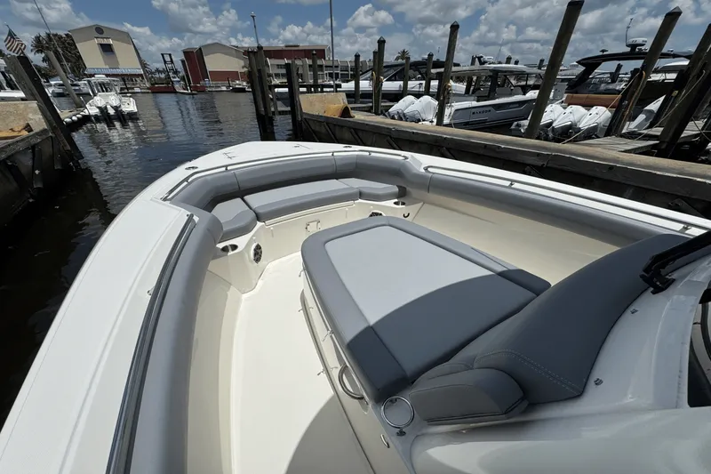 Slide: The Image of Boston Whaler 280 Outrage 2025 - 22