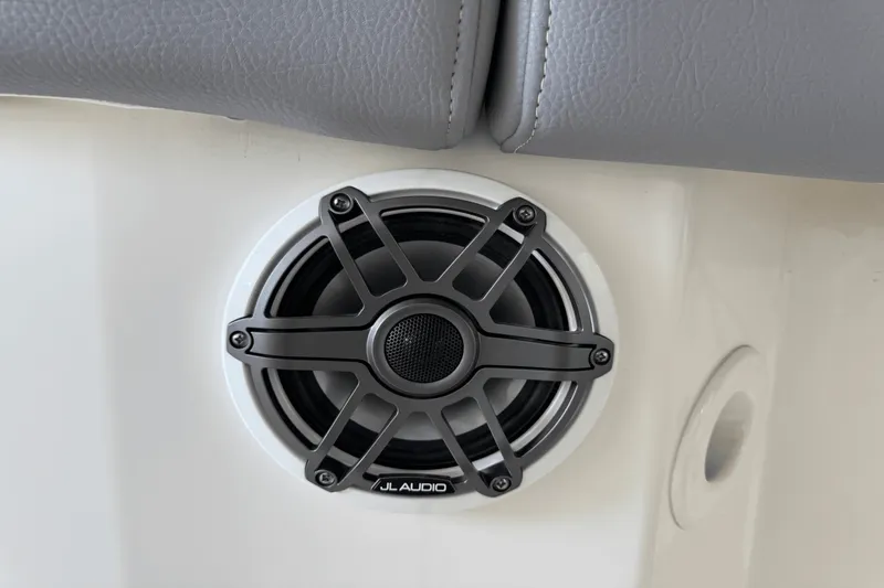 Slide: The Image of Boston Whaler 280 Outrage 2025 - 28