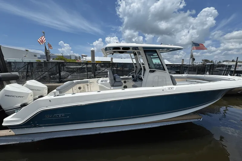 Slide: The Image of Boston Whaler 280 Outrage 2025 - 9