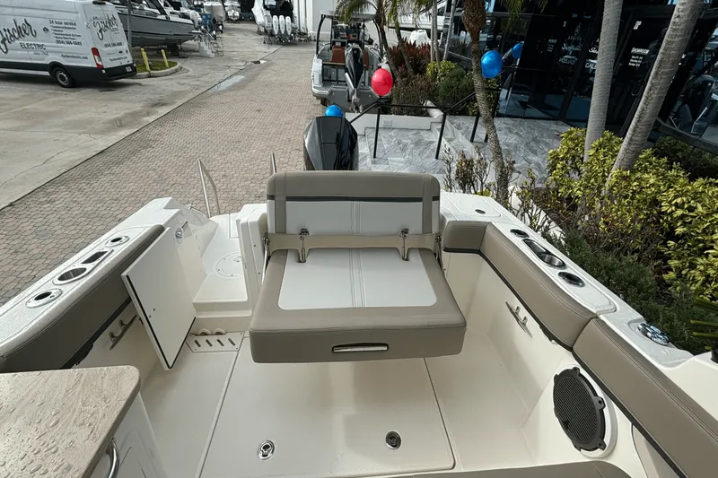 Slide: The Image of Boston Whaler 240 Vantage 2025 - 10