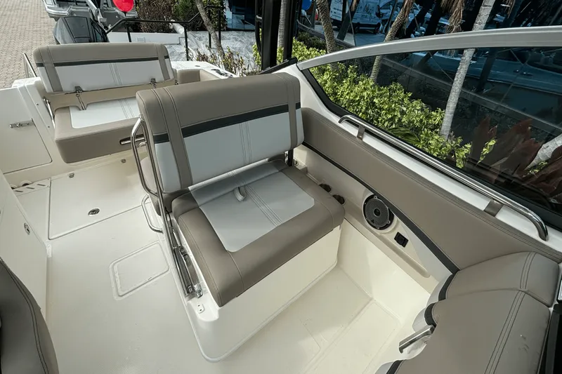 Slide: The Image of Boston Whaler 240 Vantage 2025 - 11