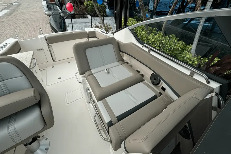 Slide: The Image of Boston Whaler 240 Vantage 2025 - 12
