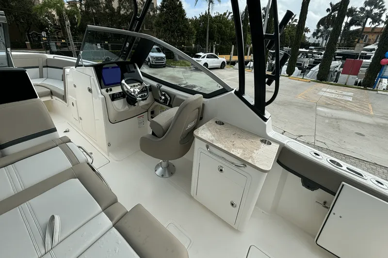 Slide: The Image of Boston Whaler 240 Vantage 2025 - 13