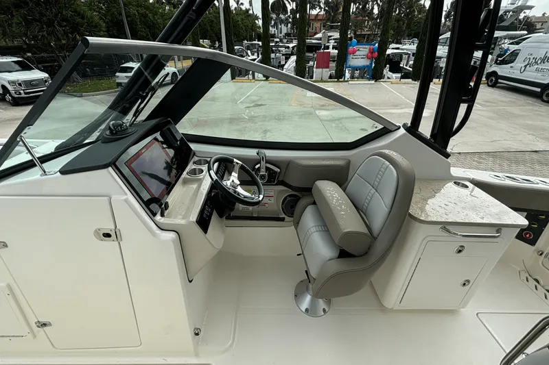 Slide: The Image of Boston Whaler 240 Vantage 2025 - 14