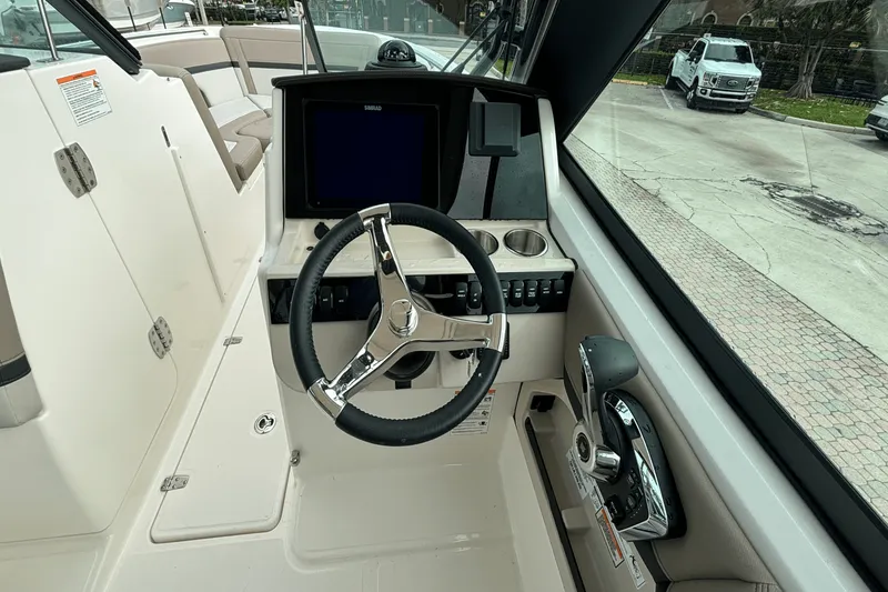 Slide: The Image of Boston Whaler 240 Vantage 2025 - 15