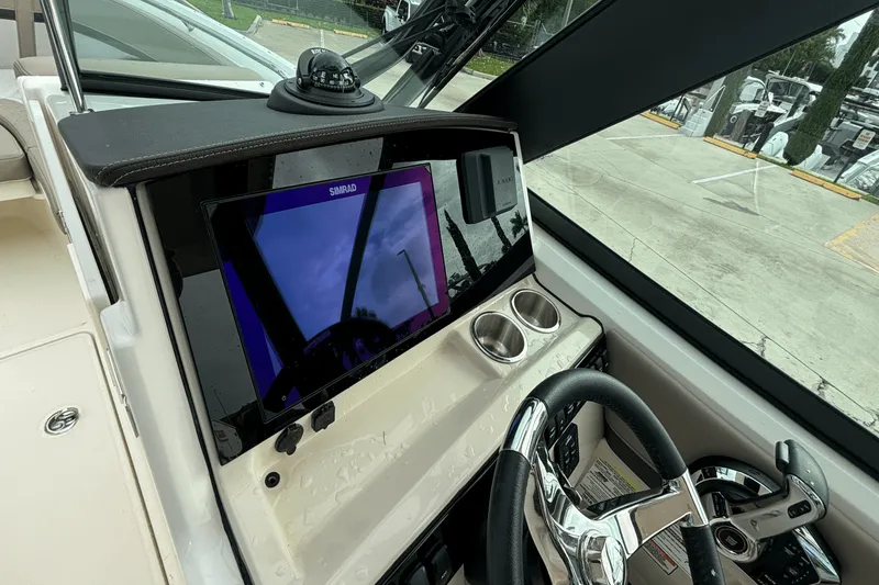 Slide: The Image of Boston Whaler 240 Vantage 2025 - 16