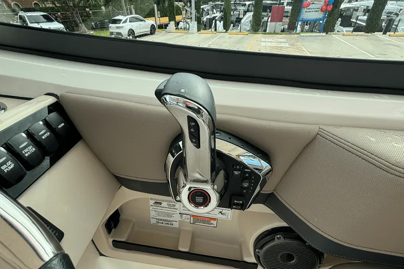 Slide: The Image of Boston Whaler 240 Vantage 2025 - 17