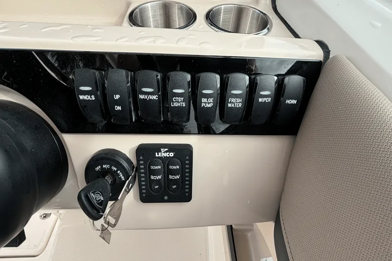 Slide: The Image of Boston Whaler 240 Vantage 2025 - 18