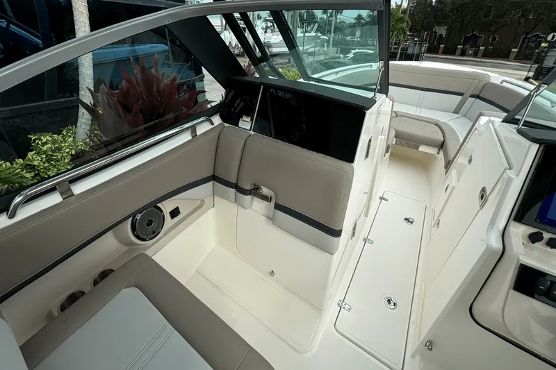 Slide: The Image of Boston Whaler 240 Vantage 2025 - 19