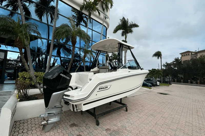 Slide: The Image of Boston Whaler 240 Vantage 2025 - 2