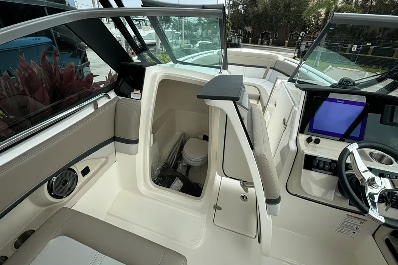 Slide: The Image of Boston Whaler 240 Vantage 2025 - 20