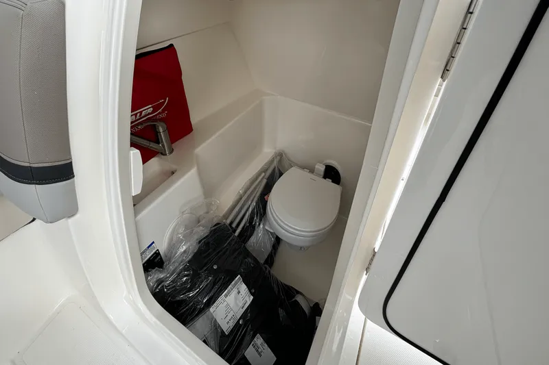 Slide: The Image of Boston Whaler 240 Vantage 2025 - 21