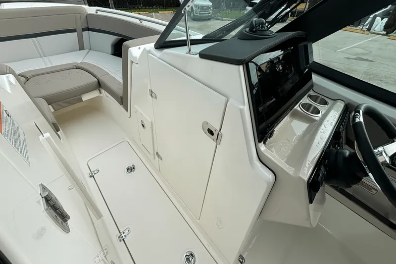 Slide: The Image of Boston Whaler 240 Vantage 2025 - 22