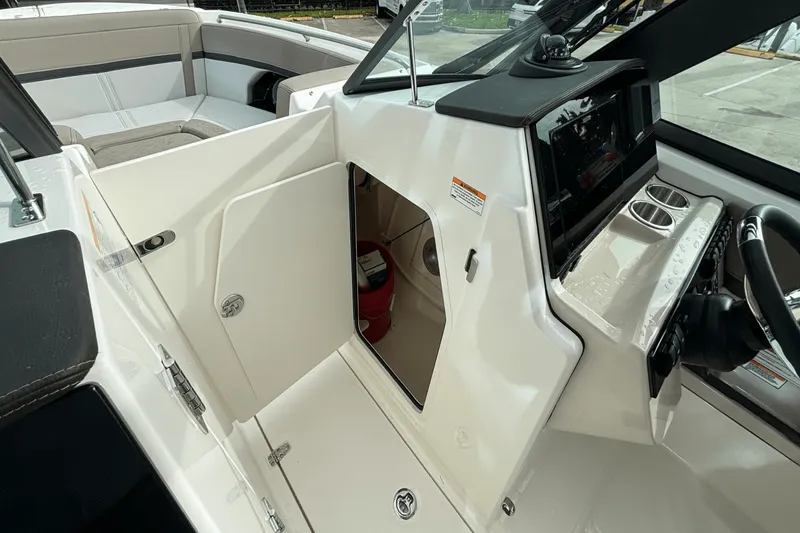 Slide: The Image of Boston Whaler 240 Vantage 2025 - 23