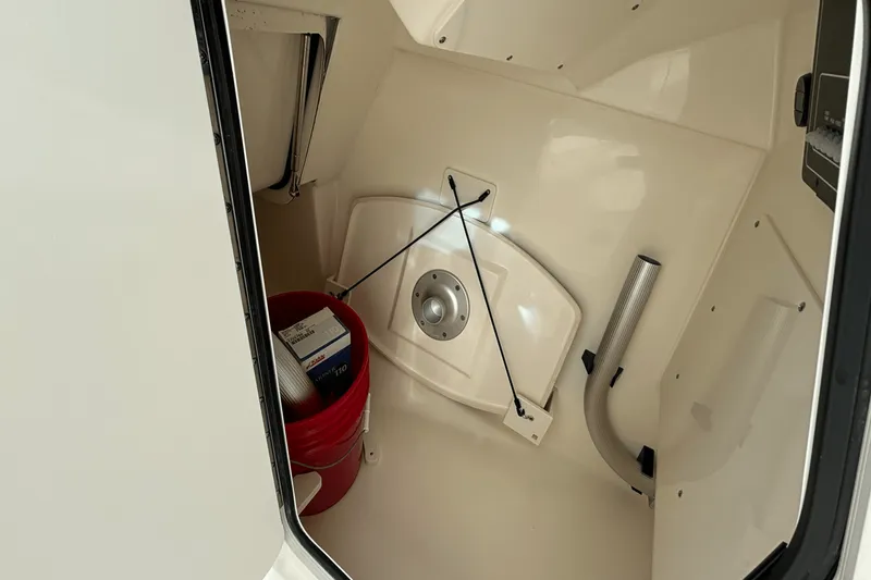 Slide: The Image of Boston Whaler 240 Vantage 2025 - 24