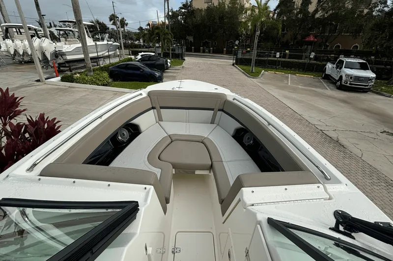Slide: The Image of Boston Whaler 240 Vantage 2025 - 25