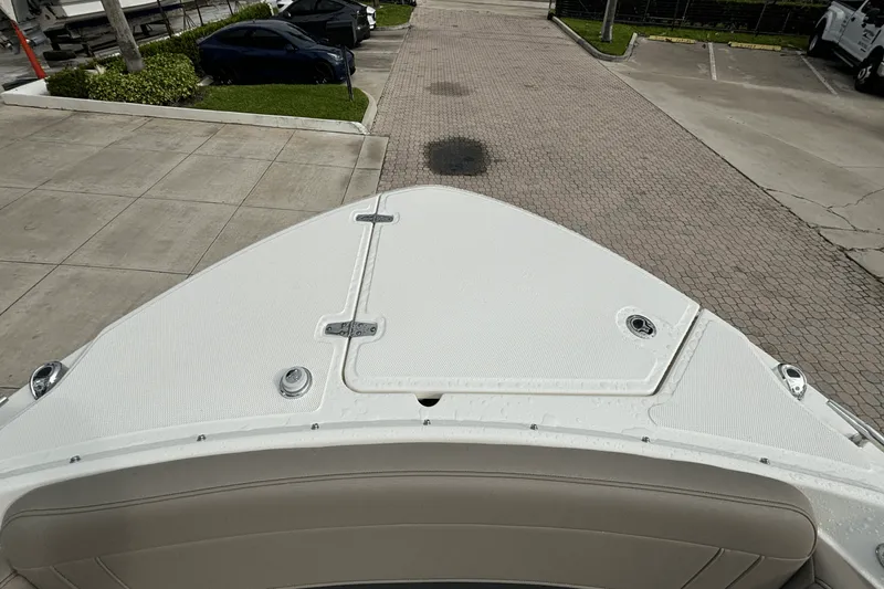 Slide: The Image of Boston Whaler 240 Vantage 2025 - 26