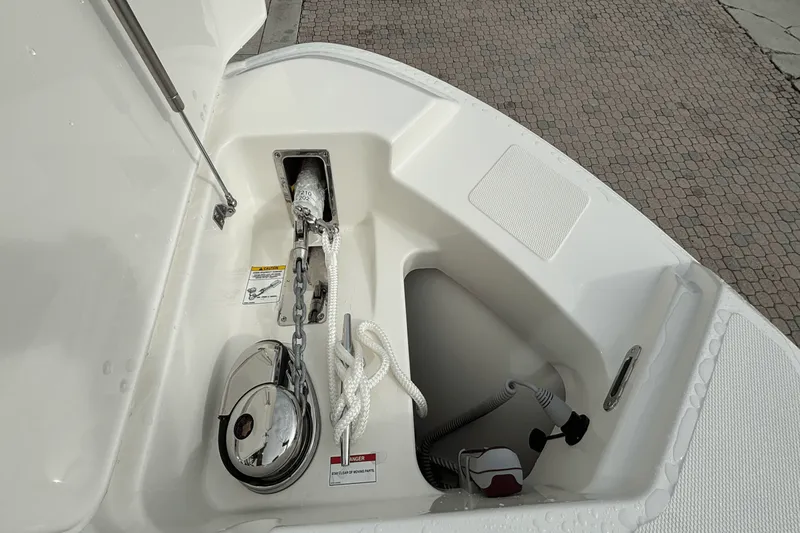Slide: The Image of Boston Whaler 240 Vantage 2025 - 27
