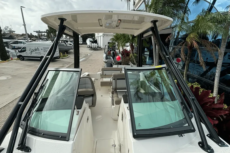 Slide: The Image of Boston Whaler 240 Vantage 2025 - 28