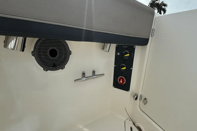 Slide: The Image of Boston Whaler 240 Vantage 2025 - 29