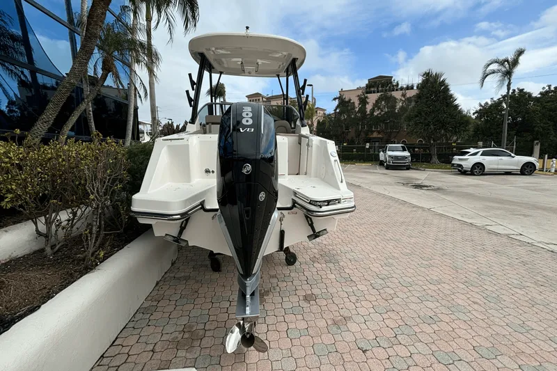 Slide: The Image of Boston Whaler 240 Vantage 2025 - 3