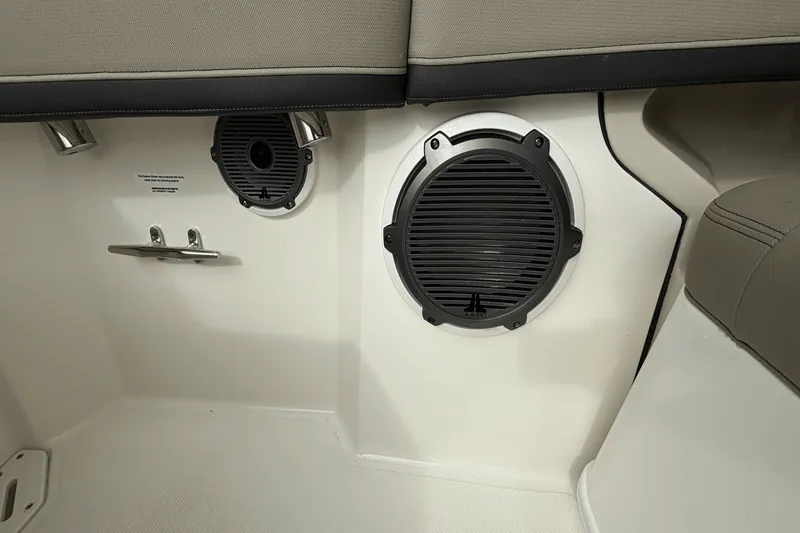 Slide: The Image of Boston Whaler 240 Vantage 2025 - 30