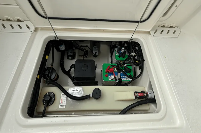 Slide: The Image of Boston Whaler 240 Vantage 2025 - 31