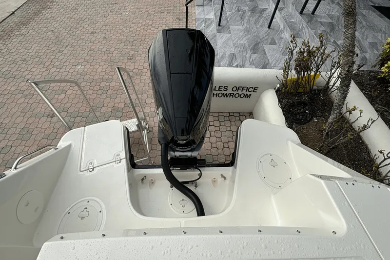 Slide: The Image of Boston Whaler 240 Vantage 2025 - 4