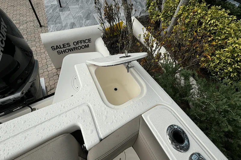 Slide: The Image of Boston Whaler 240 Vantage 2025 - 5