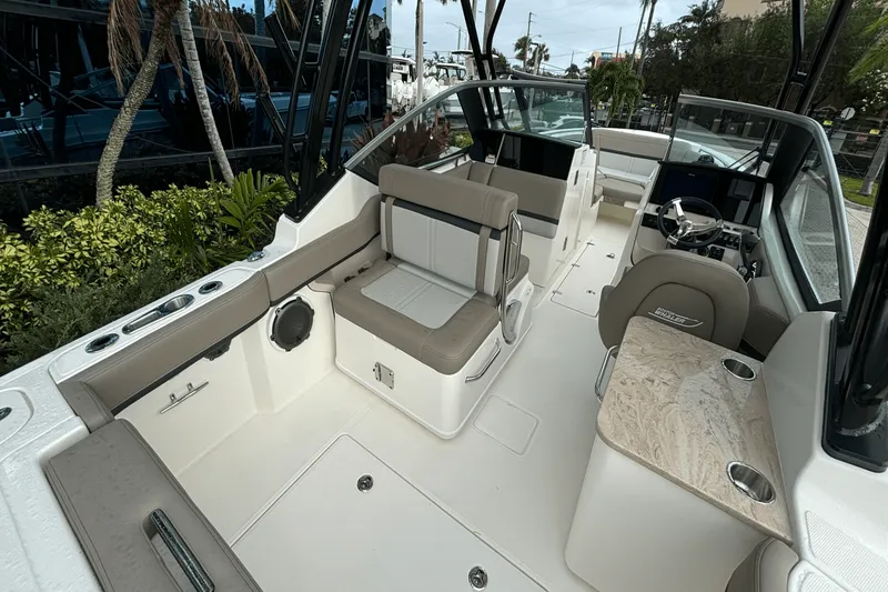 Slide: The Image of Boston Whaler 240 Vantage 2025 - 6