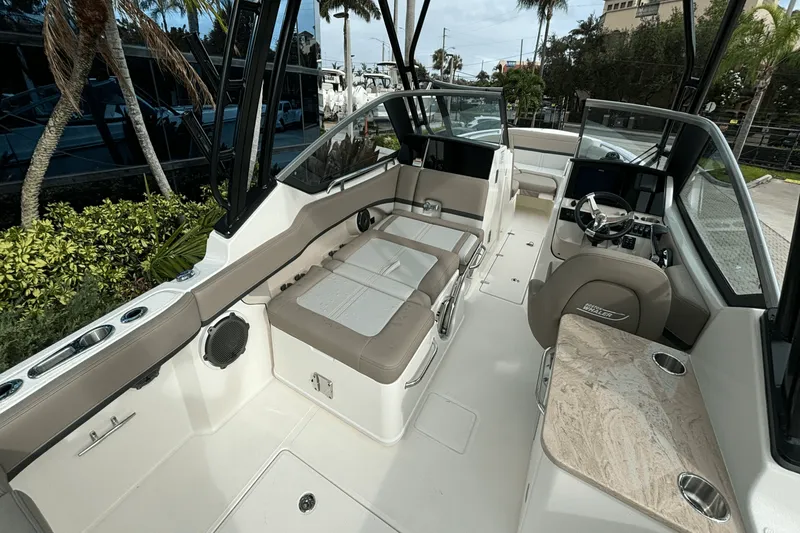 Slide: The Image of Boston Whaler 240 Vantage 2025 - 7