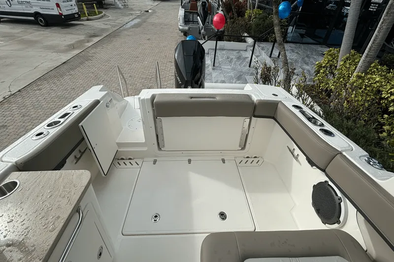 Slide: The Image of Boston Whaler 240 Vantage 2025 - 9