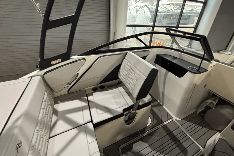 Slide: The Image of Sea Ray SPX 190 Outboard 2025 - 12