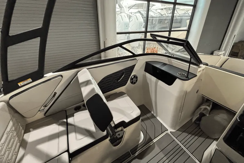 Slide: The Image of Sea Ray SPX 190 Outboard 2025 - 13