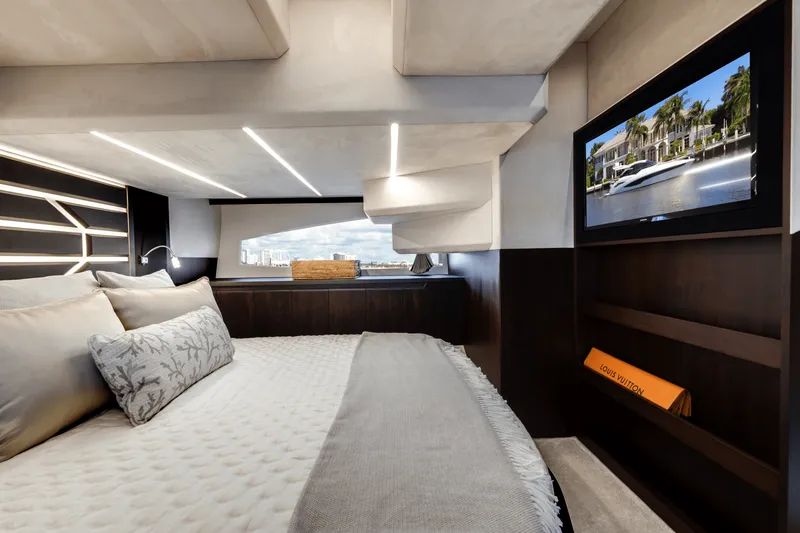 Slide: The Image of Galeon 425 HTS 2022 - 20